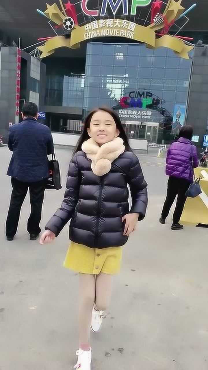 户外偶遇宋小睿,看到她素颜的样子后,才发现被荧幕上给骗了