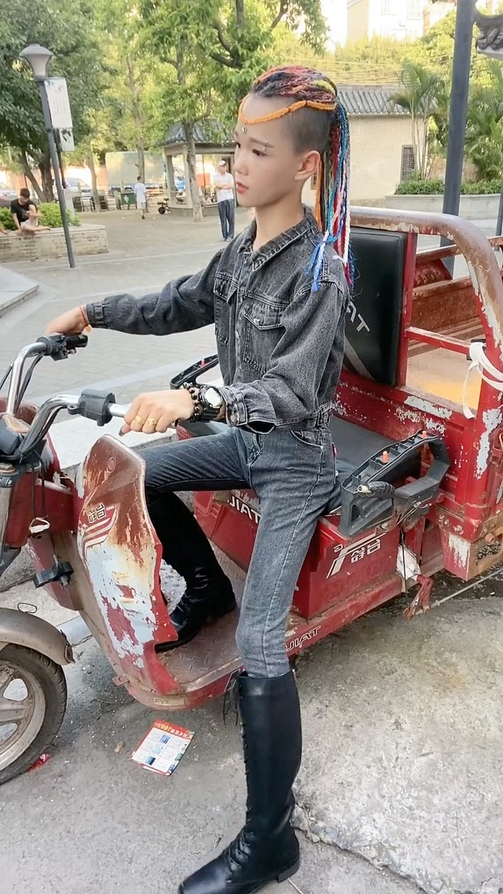 来个精神小伙教我开摩托我就勉强做你女朋友