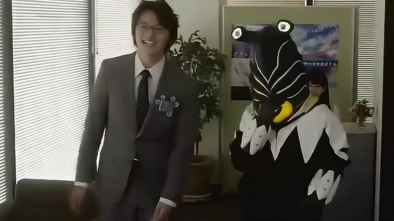 捷德奥特曼佩嘉帮助小陆完成了任务还没吃午饭就被拉去加班