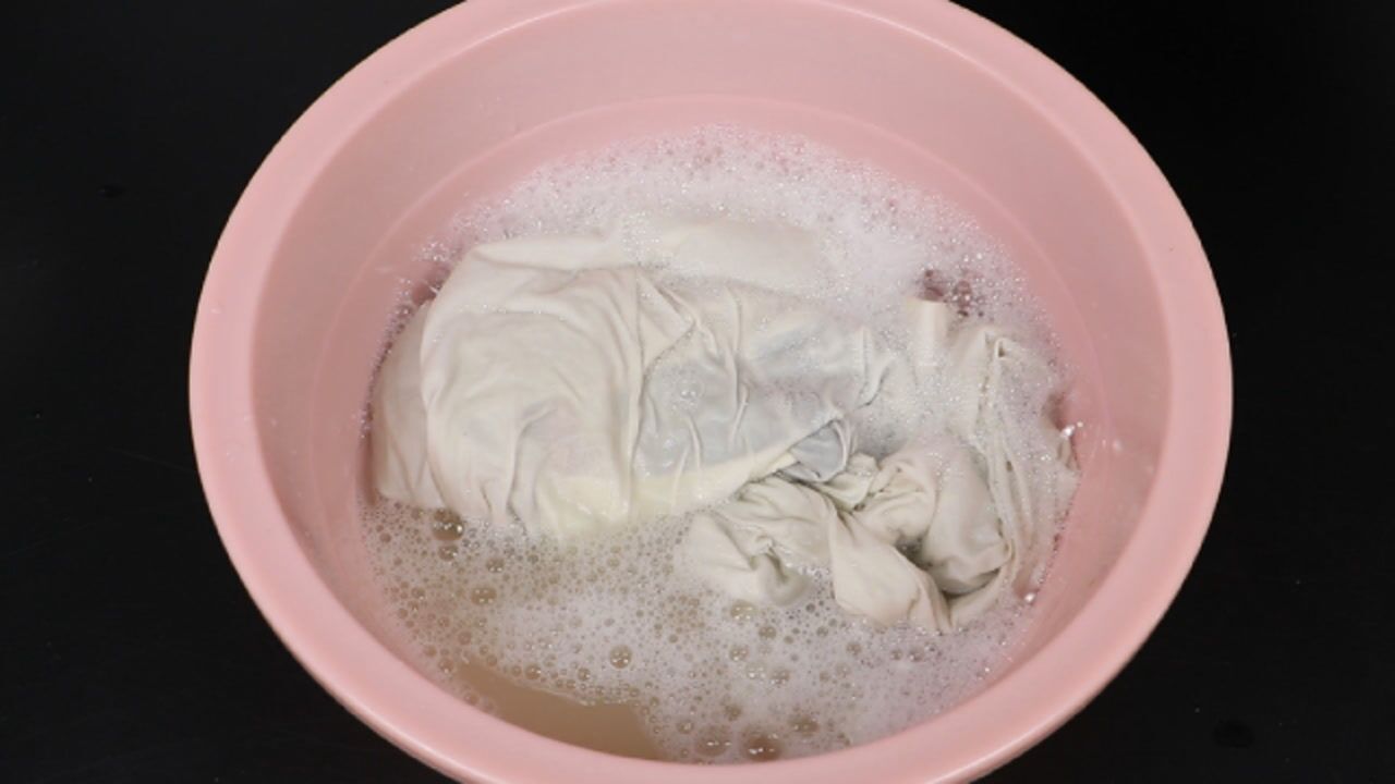 白衣服穿久发黄怎么洗教你泡一泡不用漂白剂也能洗的干净如新