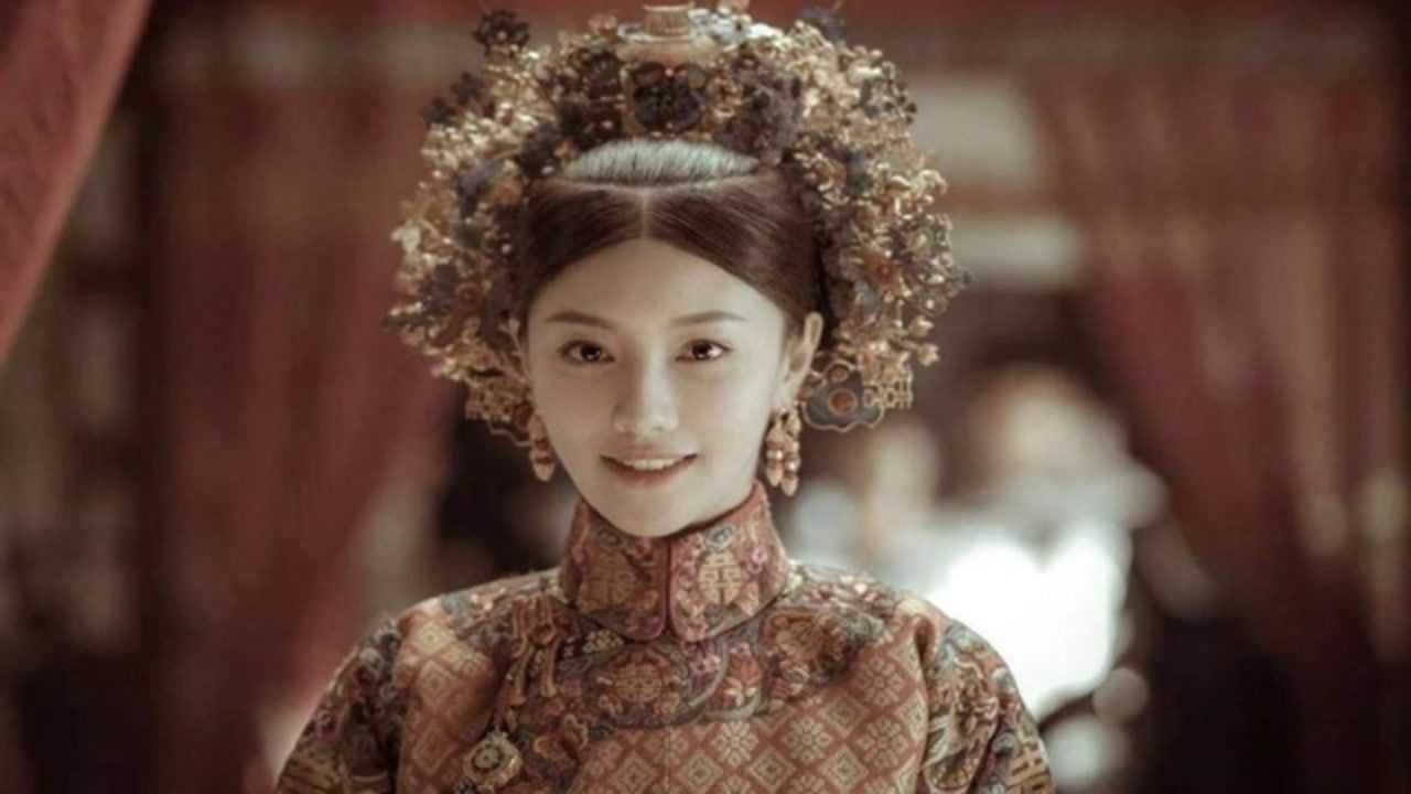 她是乾隆九公主,年仅7岁被定下娃娃亲,弟弟还成了大清皇帝