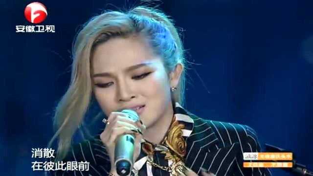 美女歌手艾菲,全新演绎《吻别》,气场十足