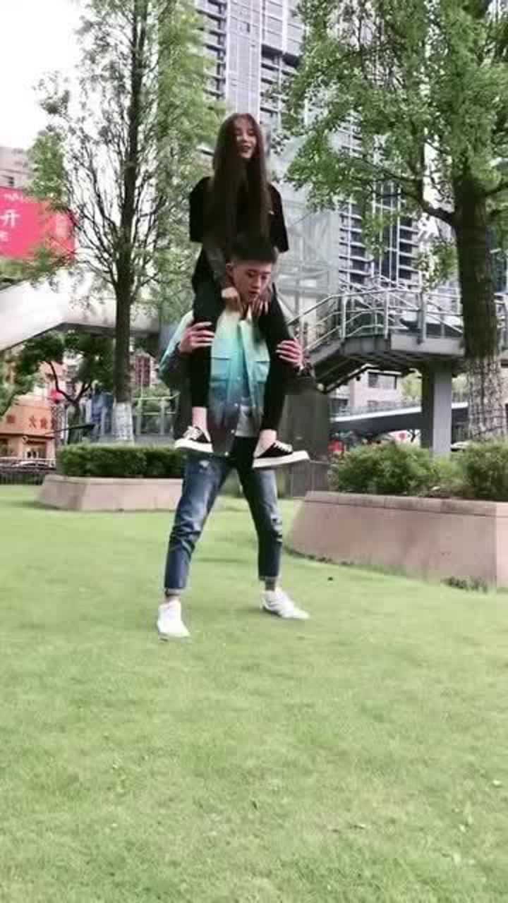 骑脖子的正确操作,身体素质不行的,不建议模仿!_腾讯视频