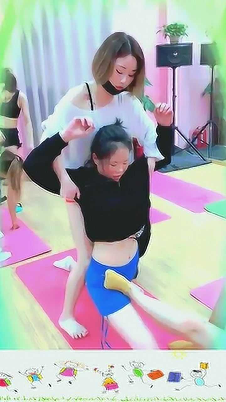女朋友非要练劈叉，看她疼得撕心裂肺我也很难受_高清