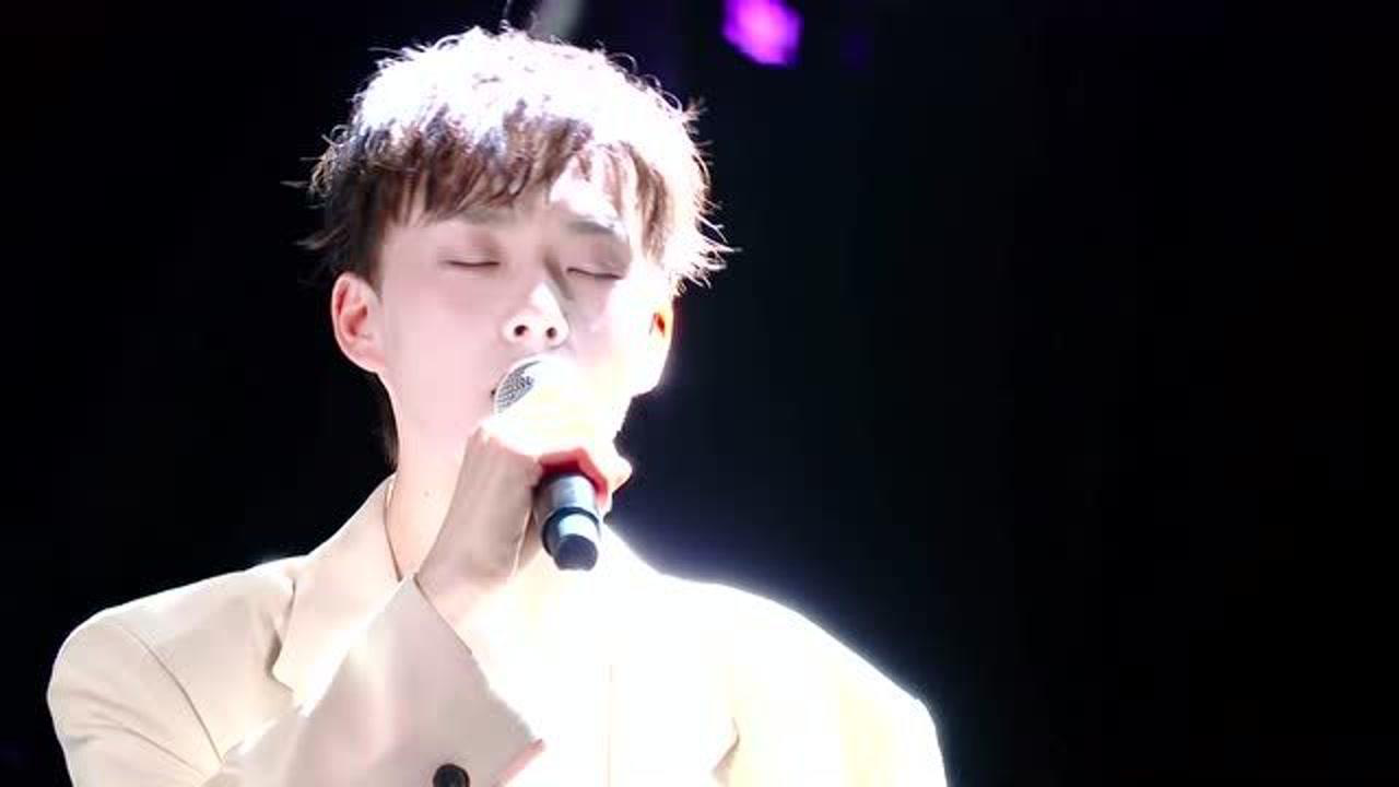 田燚叶禹含唱原创《白》,开口瞬间整个人都在发光,好听