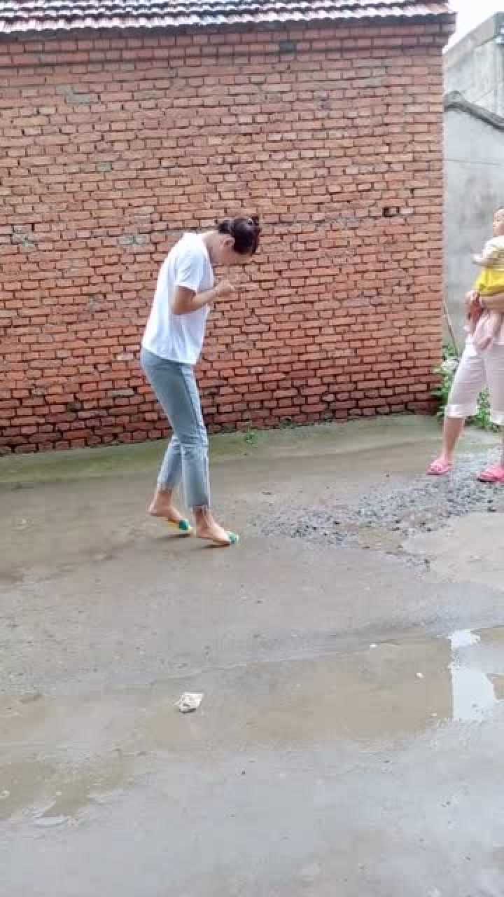 偷怕女子穿小鞋,偷拍的永远比原版的有意思!_腾讯视频