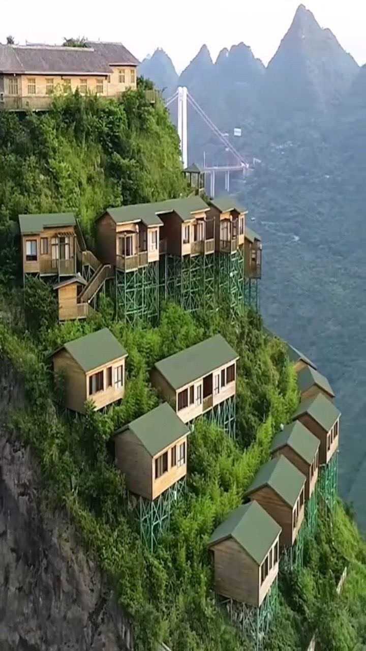 贵州一悬崖只有无人机敢飞上去却有人在上面盖30多栋别墅太不可思议了