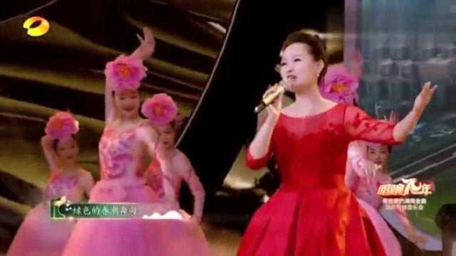 雷佳深情演唱《美丽湘江》歌声甜美,好听极了!