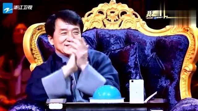 昌黎地秧歌队表演村会,场面热闹非凡,观众看得贼开心!