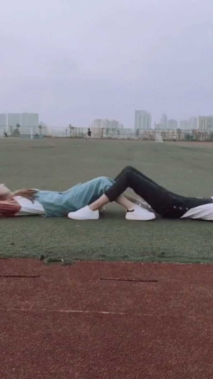 情侣做仰卧起坐太甜蜜了