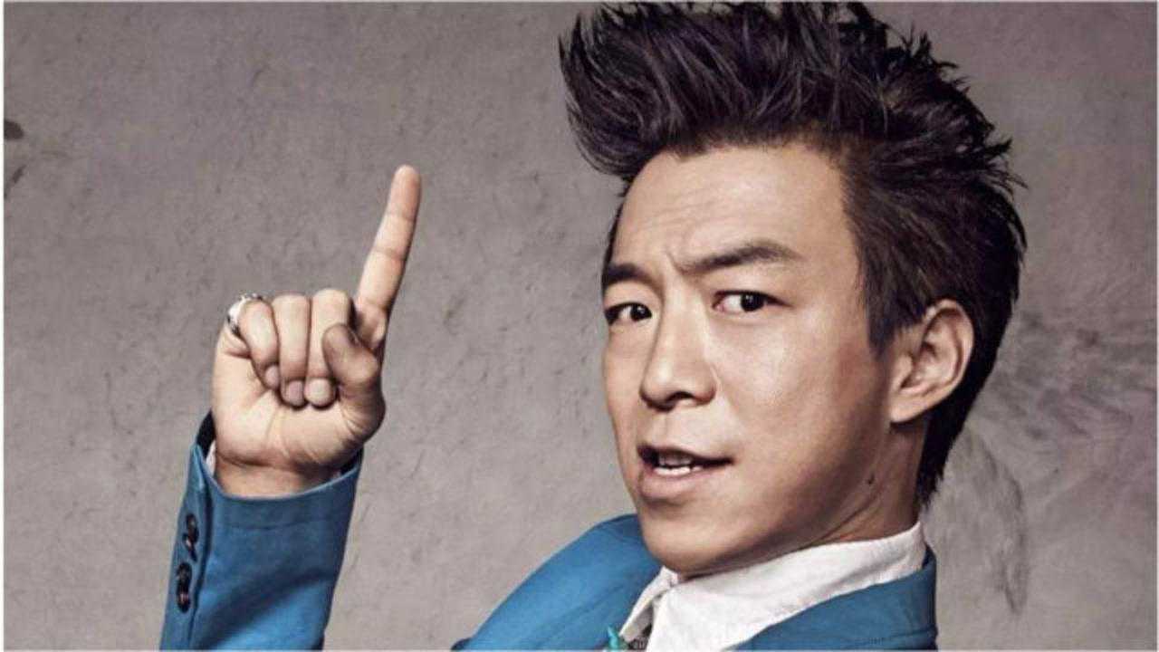 黄渤在金马奖的高情商场面机智回怼郑裕玲帮张家辉缓解尴尬