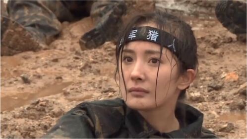 杨幂参加真人秀军训时被罚爬泥坑这才是真正男子汉永不服输的精神