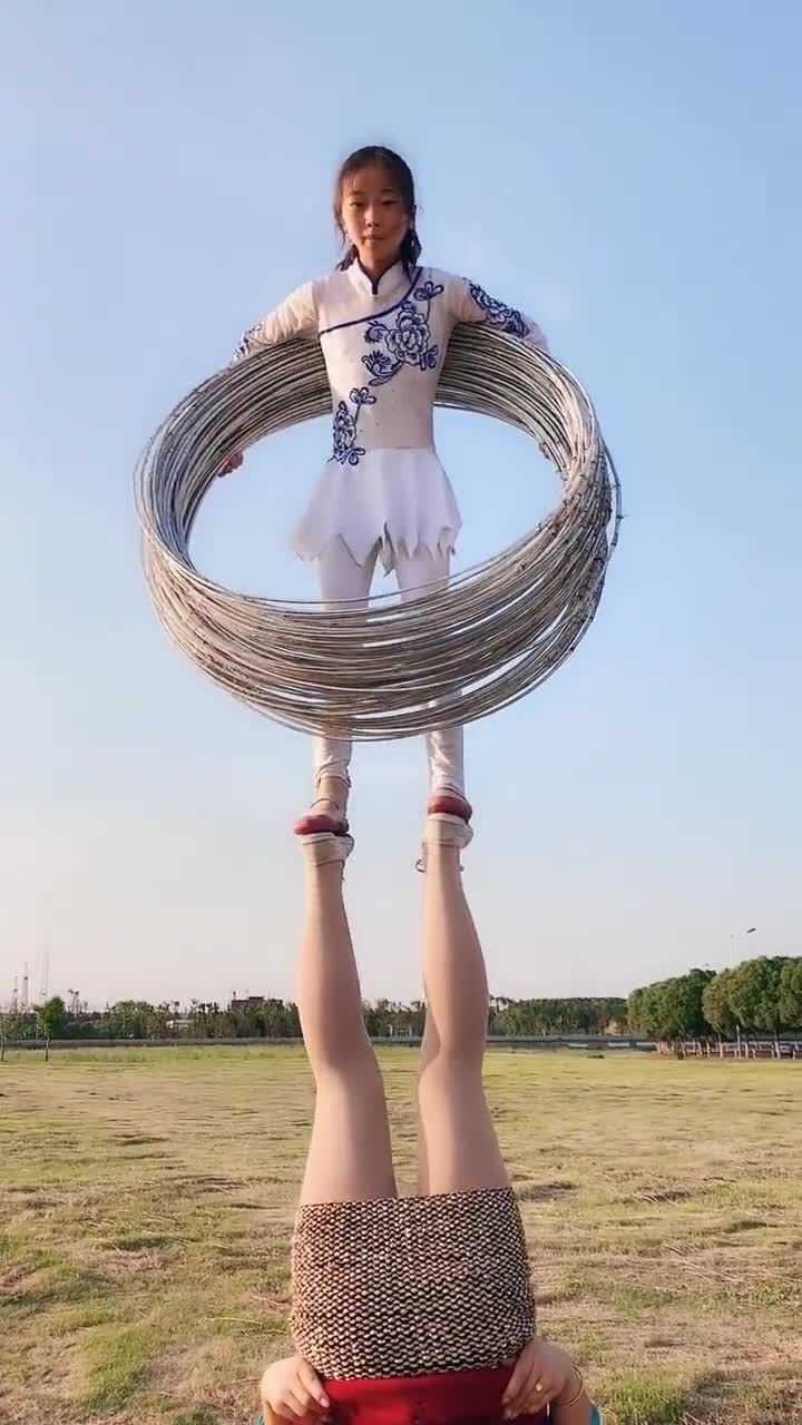 自古英雄出少年这小女孩的杂技绝了