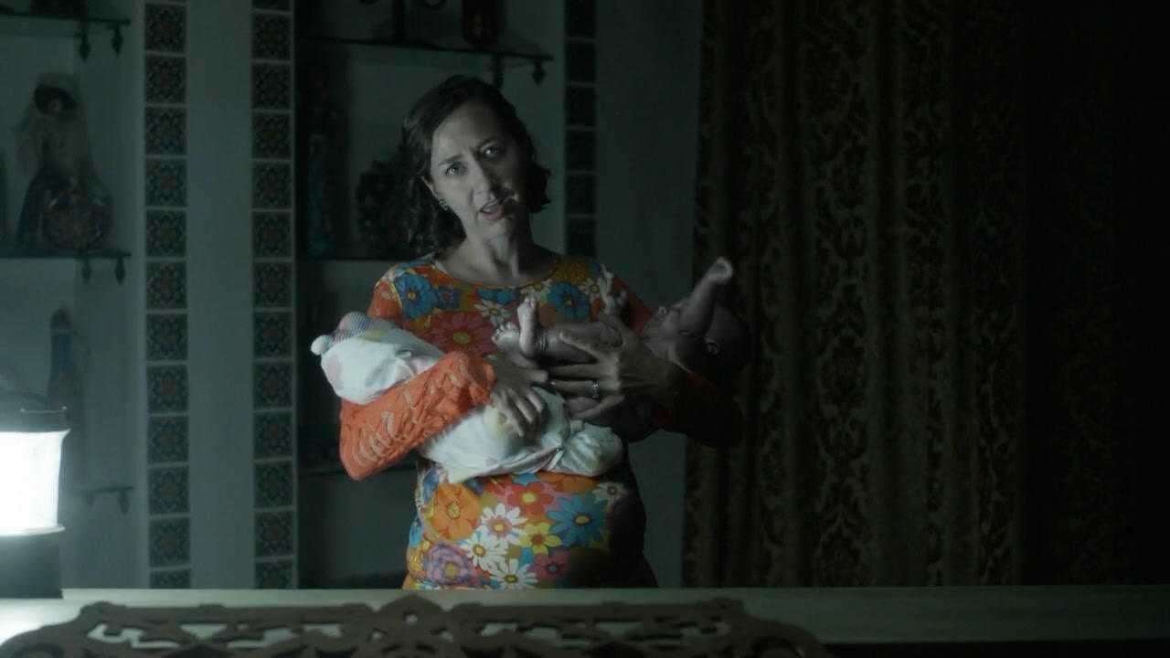 孕妇哄着怀里的孩子，突然站着生下孩子，众人傻眼了！_高清