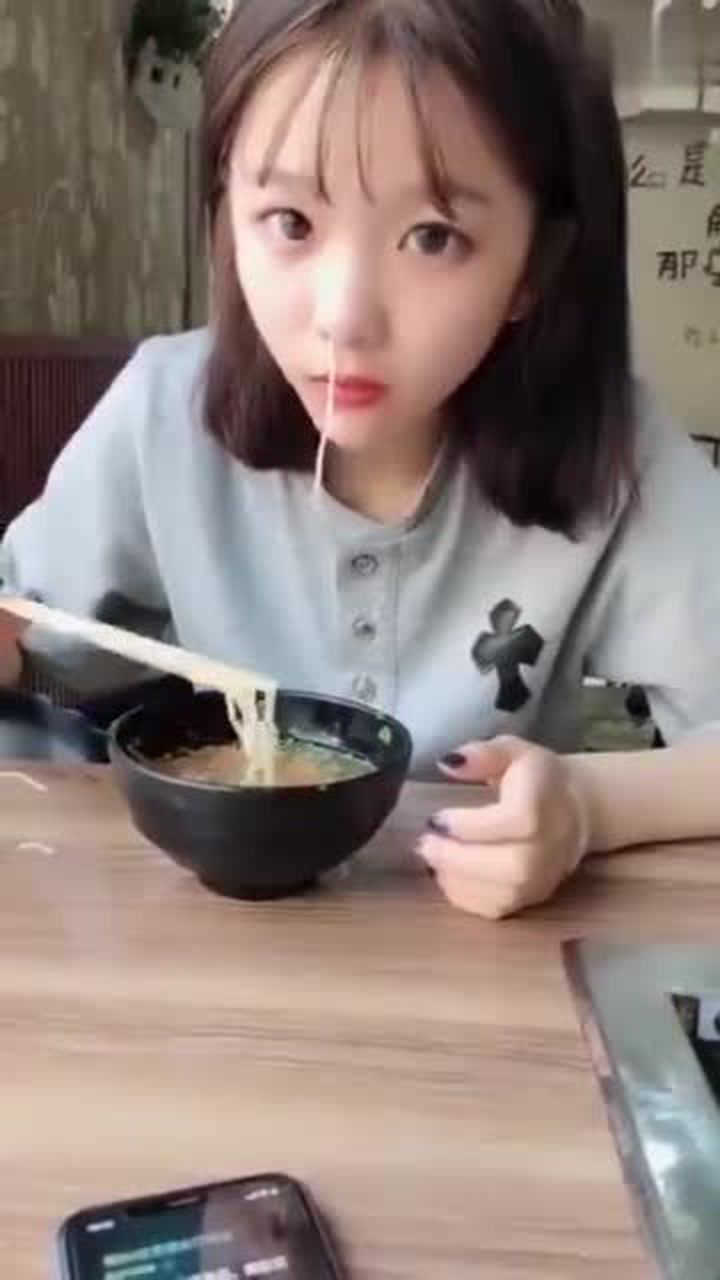 搞笑妹子 我想学面条怎么从鼻孔里出来的