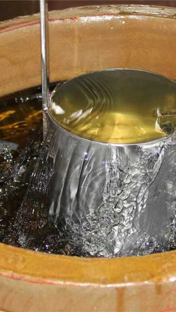 酒库开一坛千斤老酒看看酒花能持续多久
