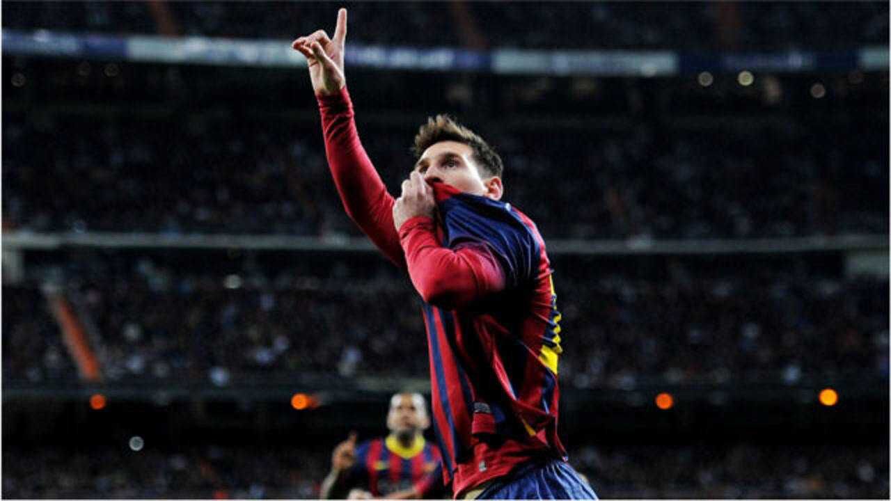 梅西十大亲吻巴萨队徽的瞬间