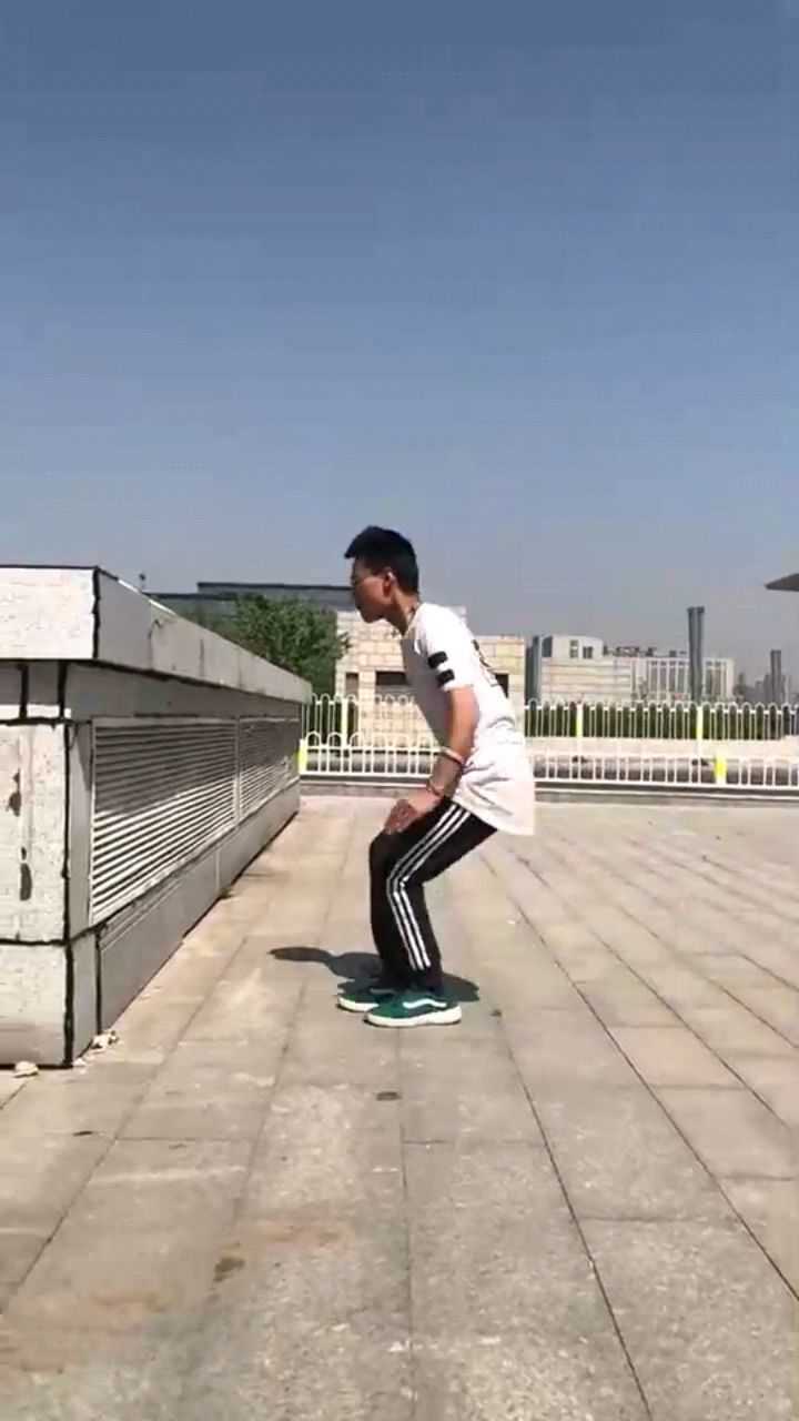 一步立定跳高的高度你觉得怎么样这个弹跳力