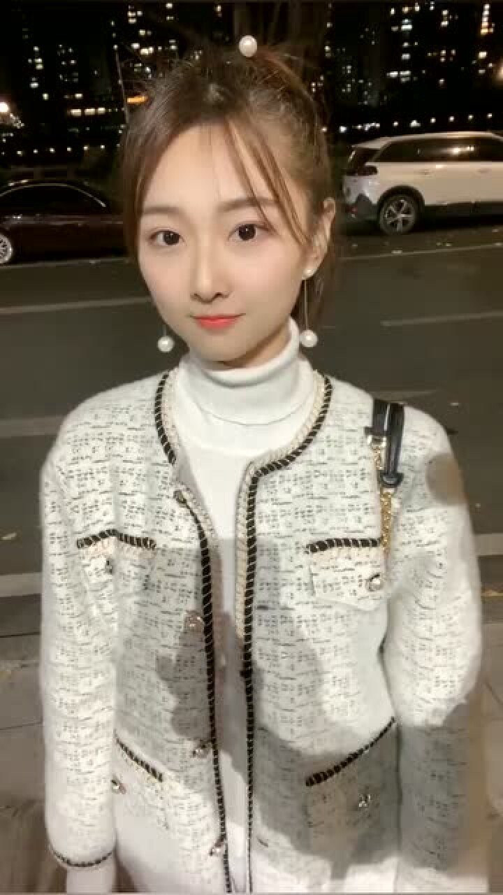 车模苏宁下班后还不忘工作这么晚了这是想去吃夜宵吗