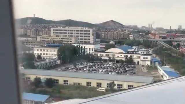 【乘客视角】飞机降落大连周水子国际机场,俯瞰大连市区街景