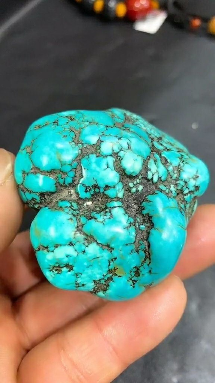 这是新疆哈密产的绿松石