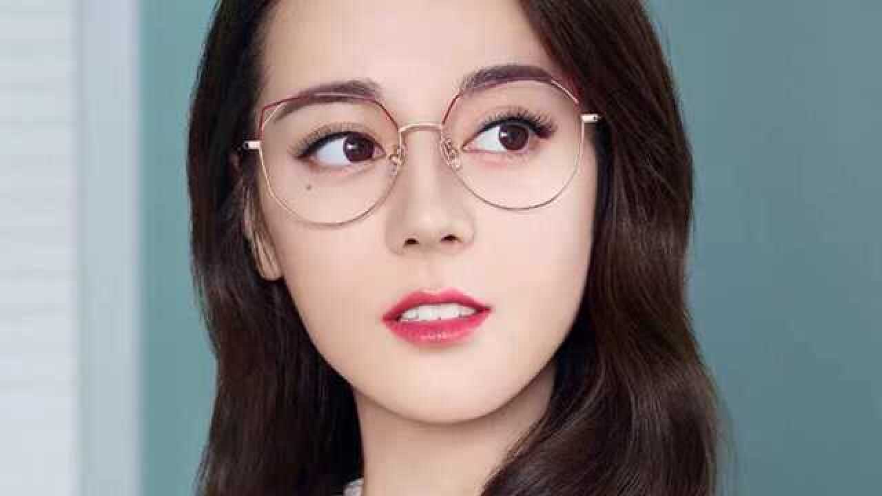 明星戴眼镜颜值会下降吗?迪丽热巴杨幂惊艳,iu李智恩太苏了!