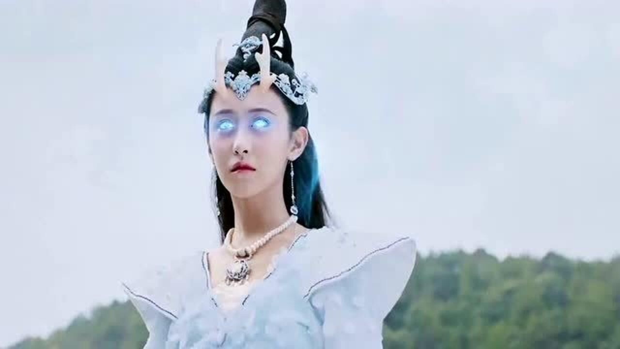 海兰珠被放在猪笼丢进水里龙女回到水里恢复了法力在兔妖手里拿回了