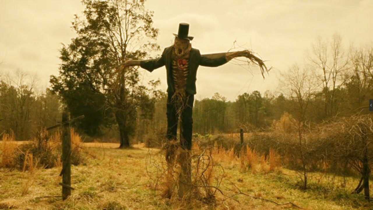 恐怖片:老人怀念亡妻,将遗物缝进稻草人心脏位置,不料稻草人活了