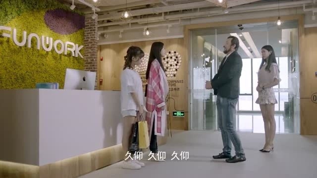 公司前台无视女孩,结果女孩一出手,前台打脸了