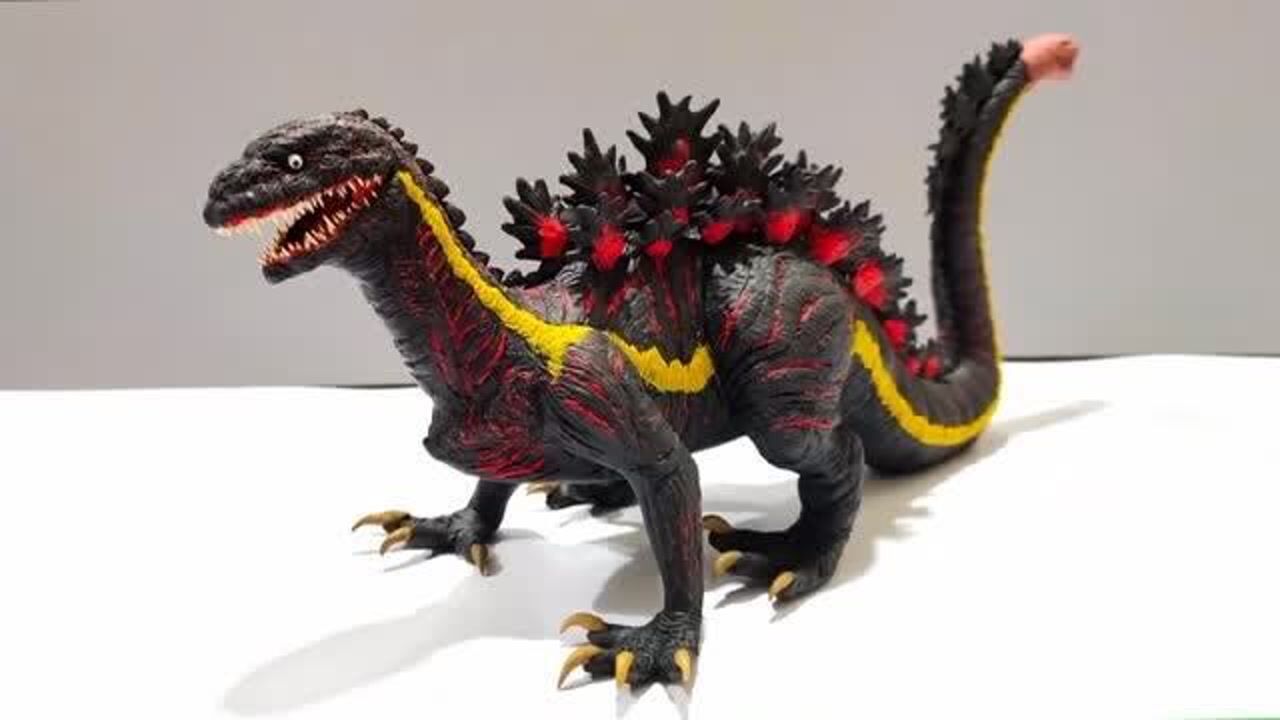 用胶泥做了一个哥斯拉的融合体,并做成定格动画