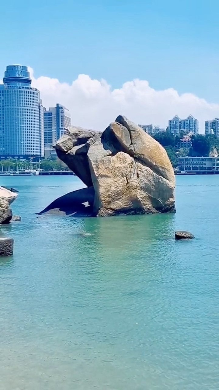 厦门鼓浪屿美景之一 鹿礁石 在鹿礁路就能看到.