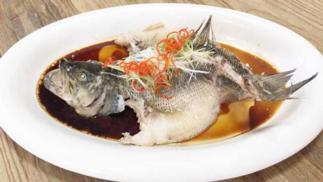 飯店廚師教做家常菜清蒸鱸魚,鱸魚去腥有妙招,家庭主婦必做美食