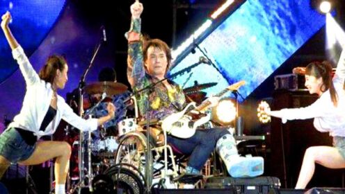 伍佰坐轮椅也要开演唱会，歌迷：我们来唱，你一边休息去！