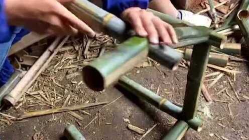 娜姐用一根竹子做凳子，采用中国传统榫卯结构，成品很精致