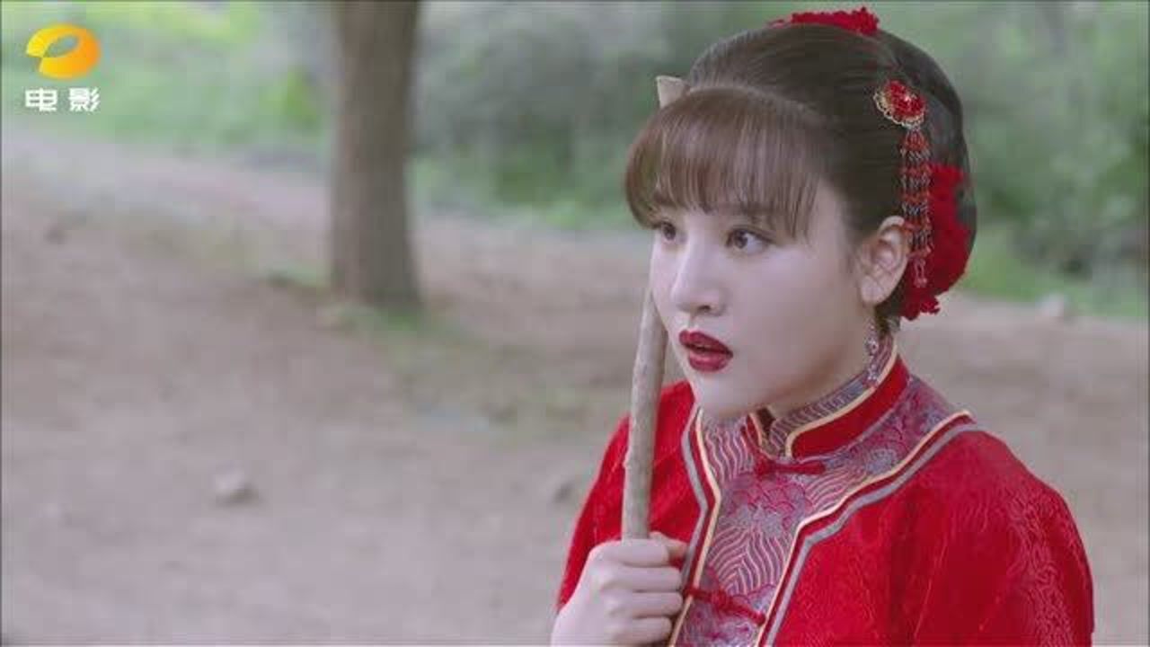 憨媳从军花水仙遇土匪紧要关头冲出一个男子解救她于危难