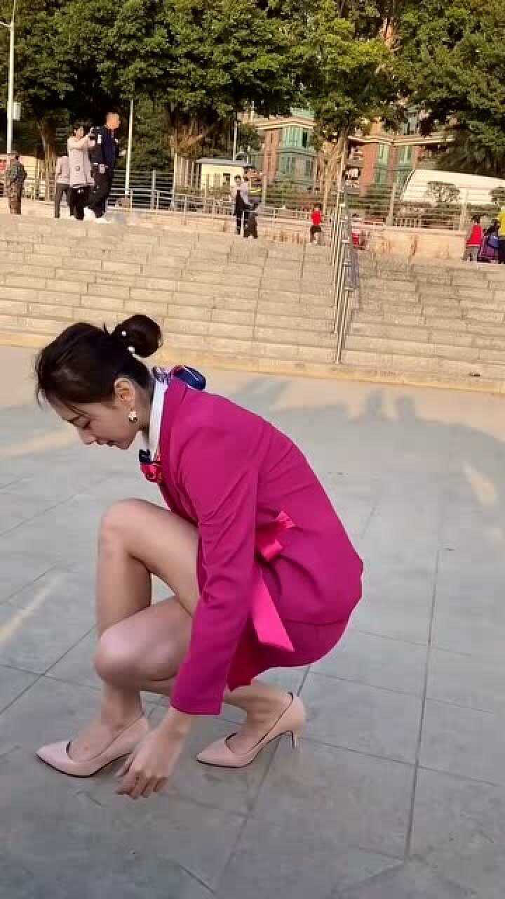 原来这就是传说中的空姐蹲广场上无意拍到太漂亮了