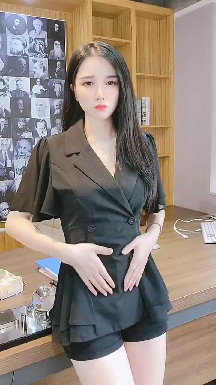 运动有益身心健康,美女经理也太过主动,小伙都招架不住了!