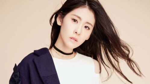 张碧晨在韩国组合sunnydays时的现场表演存在感太低了