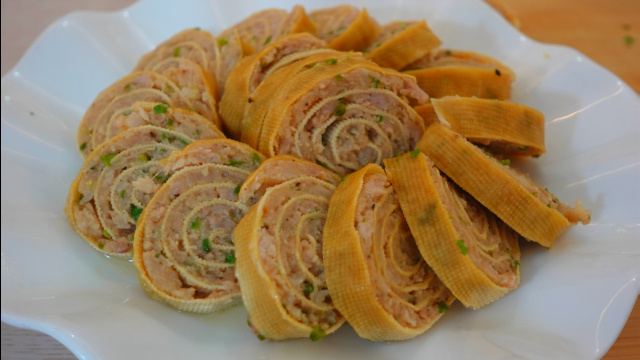 五花肉的新吃法加1块肉皮卷一卷鲜香美味好吃极了