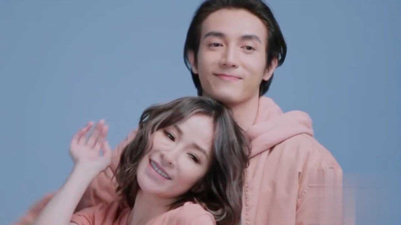 萧亚轩黄皓甜蜜合照曝光一点看不出两人相差十几岁好年轻