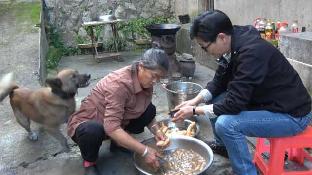 九九把挖回来的小红薯,幸好没丢掉做成红薯干,不浪费变美味