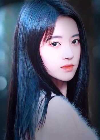 鞠婧祎转身,回眸一笑百媚生