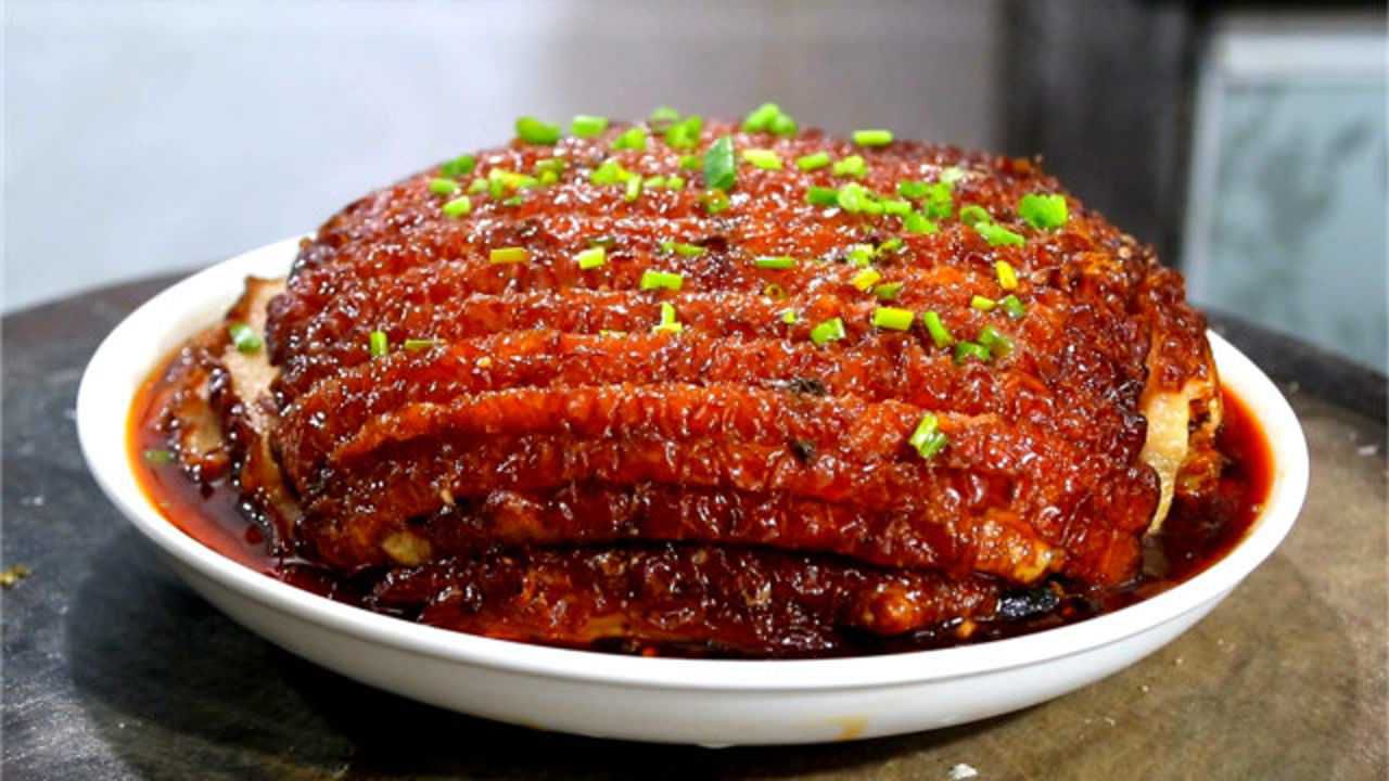 梅菜扣肉就服湖南这个做法,皮酥肉烂,肥而不腻,一口气能吃4块