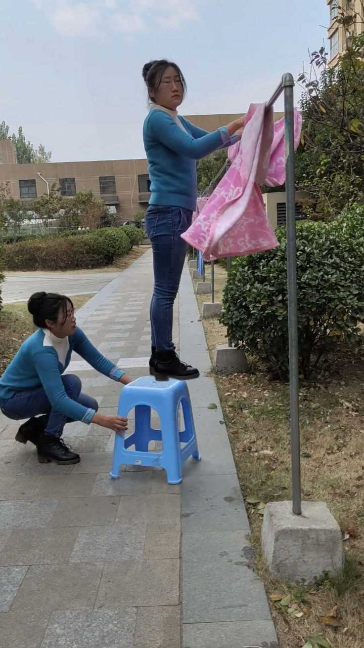 双胞胎妹妹抽走姐姐踩的凳子,结果发现姐姐踩在空气上