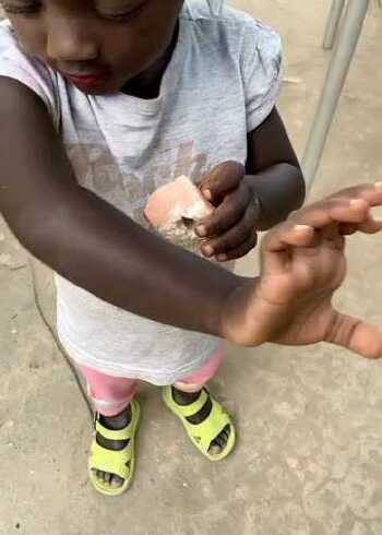 别看非洲孩子黑不溜秋的,手心还挺白,这是什么原因?