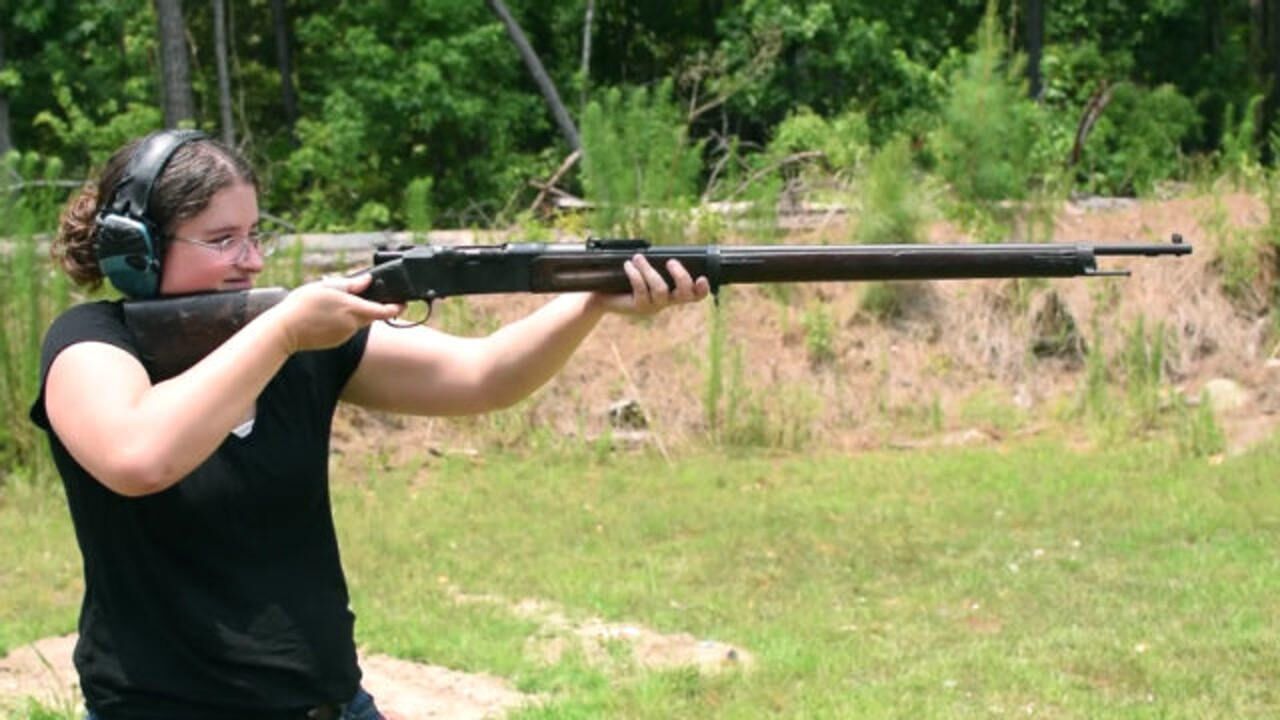 法国勒贝尔m1886栓动步枪美女户外靶场射击实测