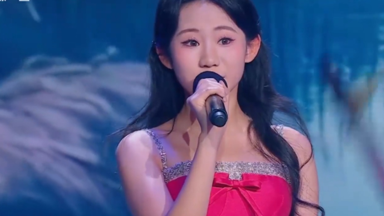 开门迎春晚:龙紫岚唱响《归路》,温柔声线藏满故事,好听又治愈