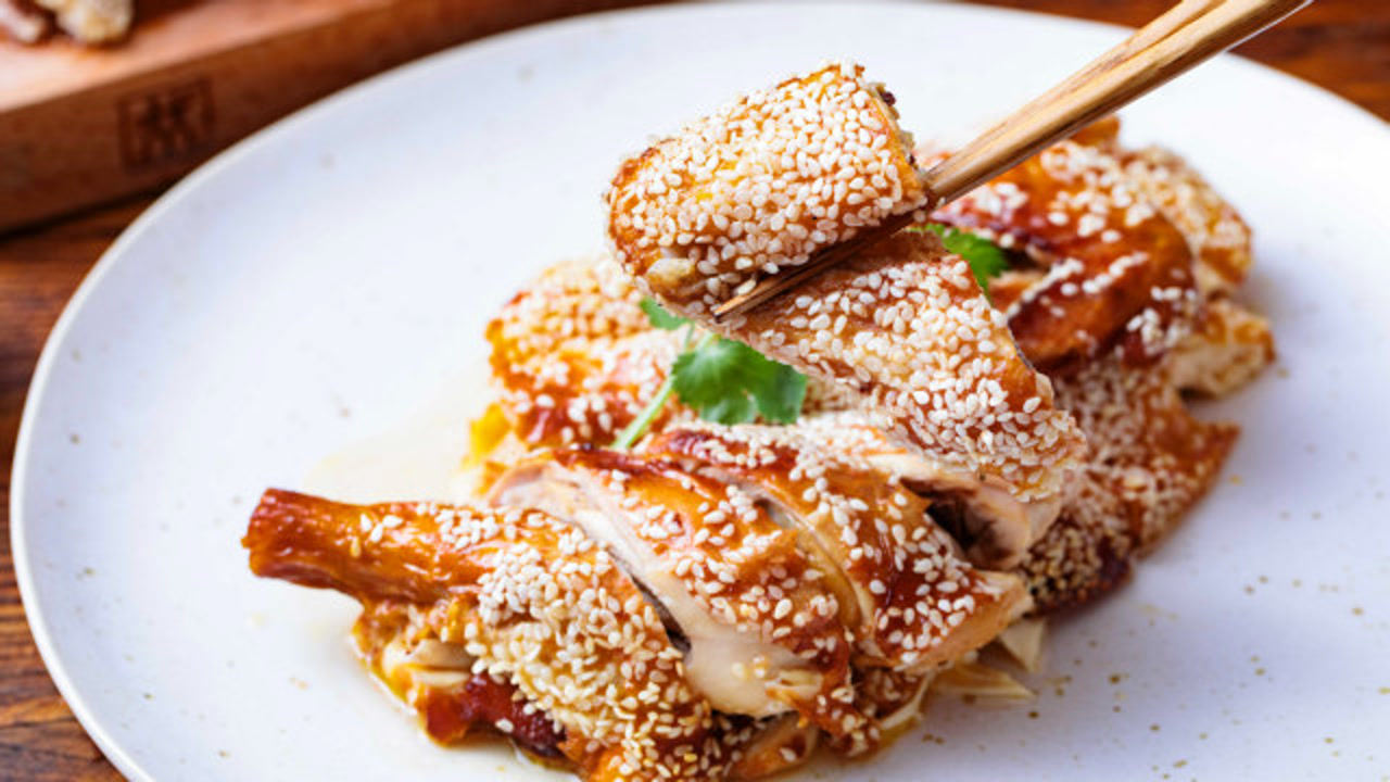 广东大厨创新芝麻吊烧鸡,酥脆鲜香,滑嫩多汁!