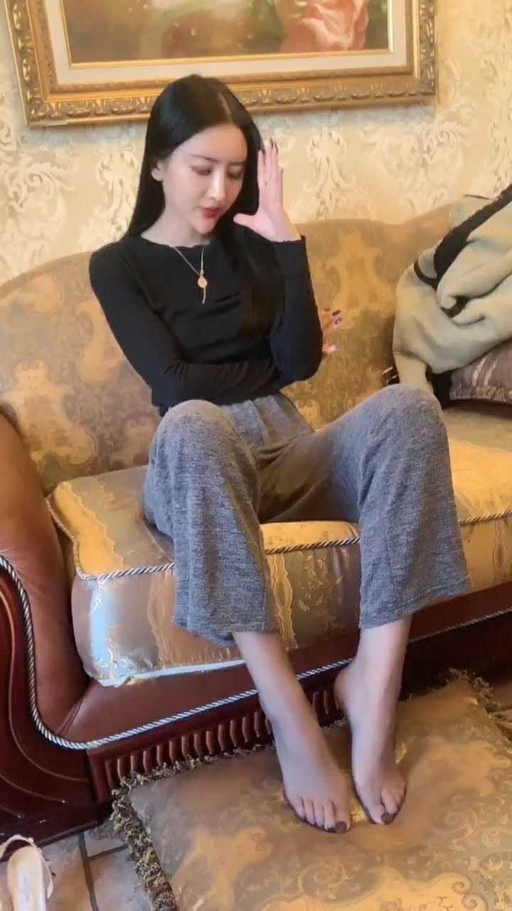 脚大只能穿丝袜还好看点吧?