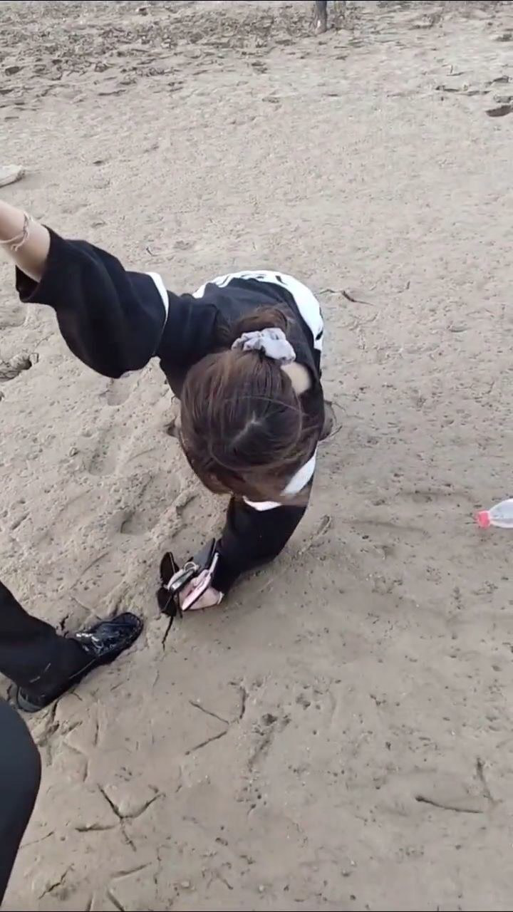 美女深陷泥潭无法自拔